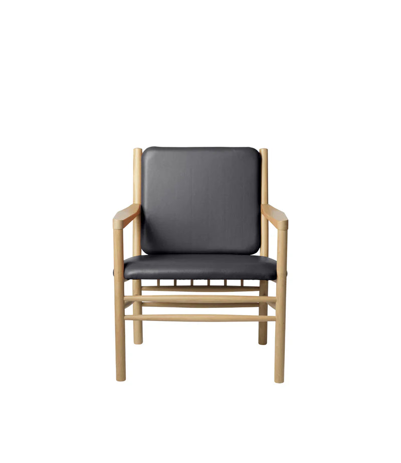 FDB Møbler J147 Armchair, Nature Lacquered Oak/Black Leather