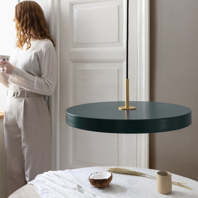 UMAGE Asteria Medium Pendant Lamp, Brass Details – rosendahl.com